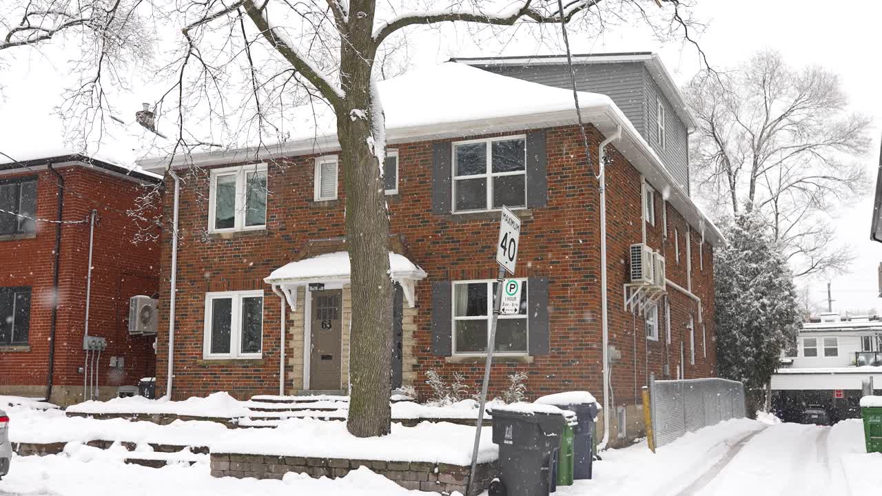 느린 동작으로 눈이 내리는 날 앞 마당에 나무와 함께 아름다운 집