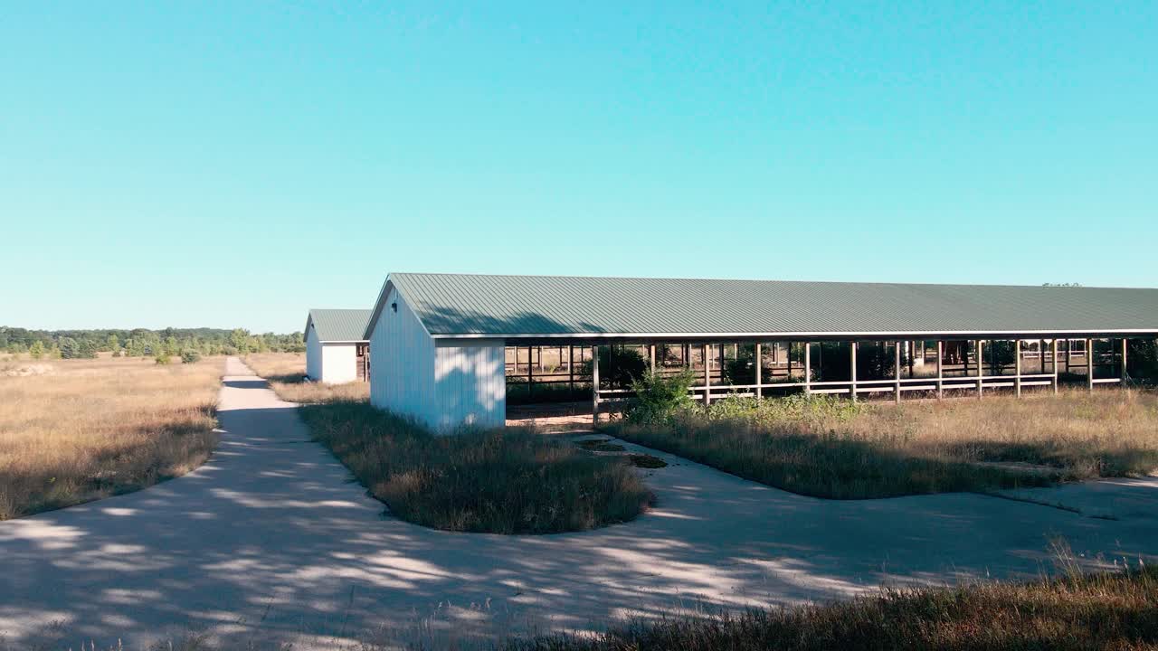 холодное утро с киношным взглядом возле заброшенных конюшен