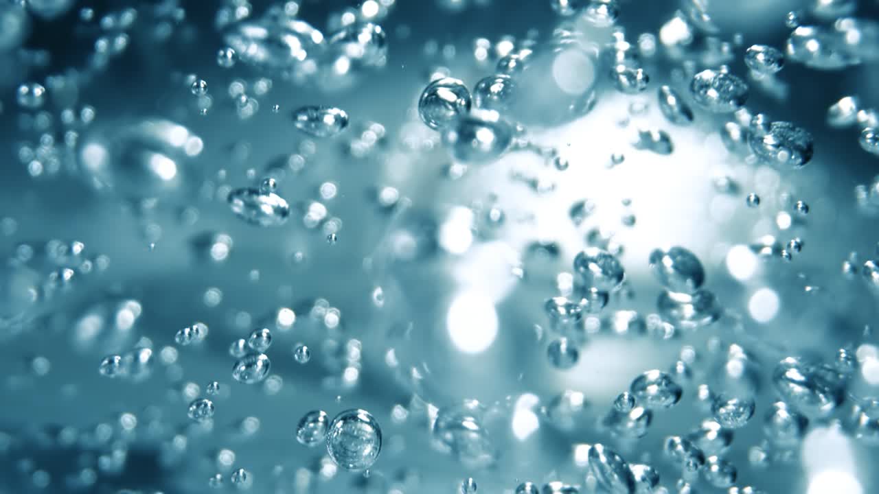 파란 물에 많은 물 거품이 가 ⁇ 게, 느린 움직임의 거품과 함께 추상적인 물 파동.