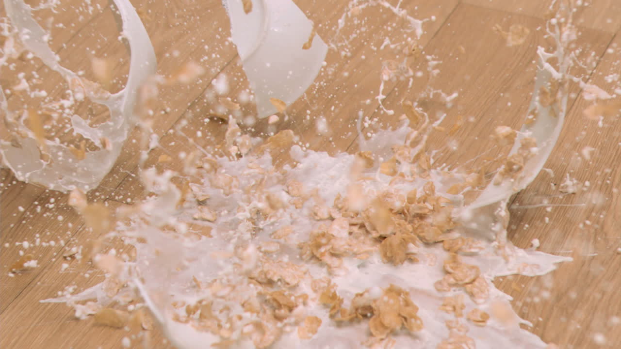 초 느린 동작으로 떨어지는 시리얼 그