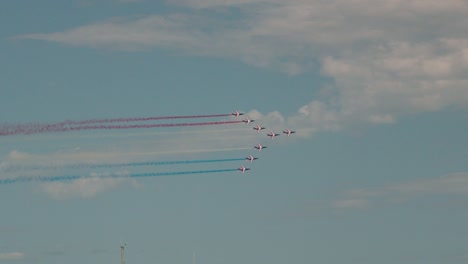 disparo de seguimiento de los aviones alfa de la patrulla de francia realizando con humo de color