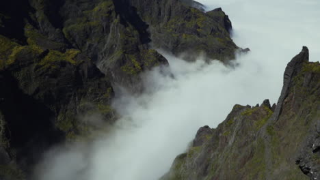 panorámica sobre nubes bajas que llenan el suelo del valle en la cordillera