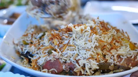 Hühnchen-Biryani-Mahlzeit-In-Einer-Schüssel-Auf-Dem-Tisch