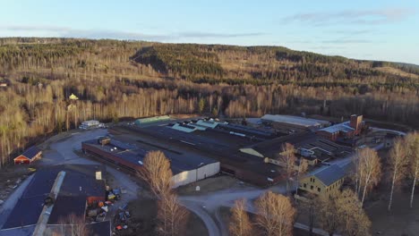 Drone-Elevándose-Sobre-El-Edificio-De-La-Industria-En-Bongbro,-Suecia