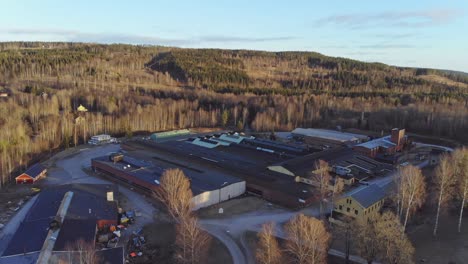 un avión no tripulado se eleva sobre un edificio industrial en bongbro, suecia