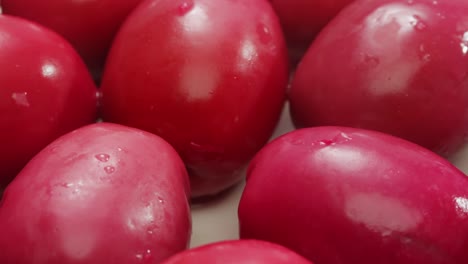 aceitunas verdes redondas en vinagre de grecia como fondo, vista de arriba. imágenes de alta calidad en 4k