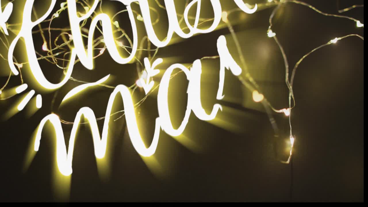 Animation von Weihnachtsgrüßen über Weihnachtslichtern