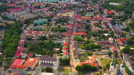 vista panorámica aérea superior del centro histórico de la ciudad vieja de lowicz con la plaza del mercado rynek, el antiguo ayuntamiento, el nuevo ayuntamiento, edificios coloridos con fachada multicolor y techos de tejas, polonia