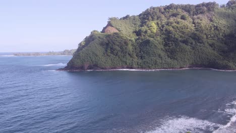 Aerial-view-of-the-Hawaiian-island-Maui-and-its-jungle-covered-cliffs-and-dramatic-coastlines