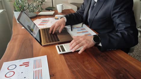 hombre de negocios haciendo negocios en casa en la computadora