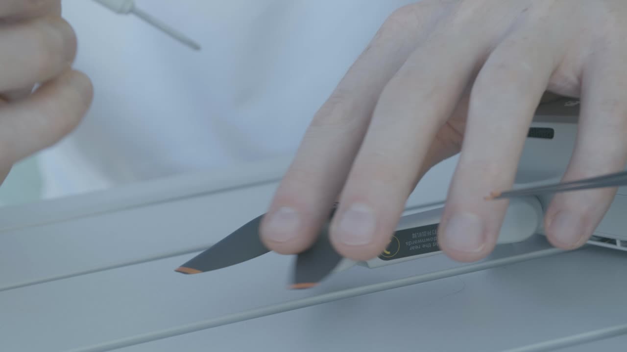 한 소년이 고장난 dji 드론의 프로펠러를 수리하고 있습니다.