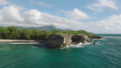 Langsame-Luftaufnahme,-Die-Um-Die-Klippe-Am-Shipwreck-Beach,-Hawaii,-Kreist