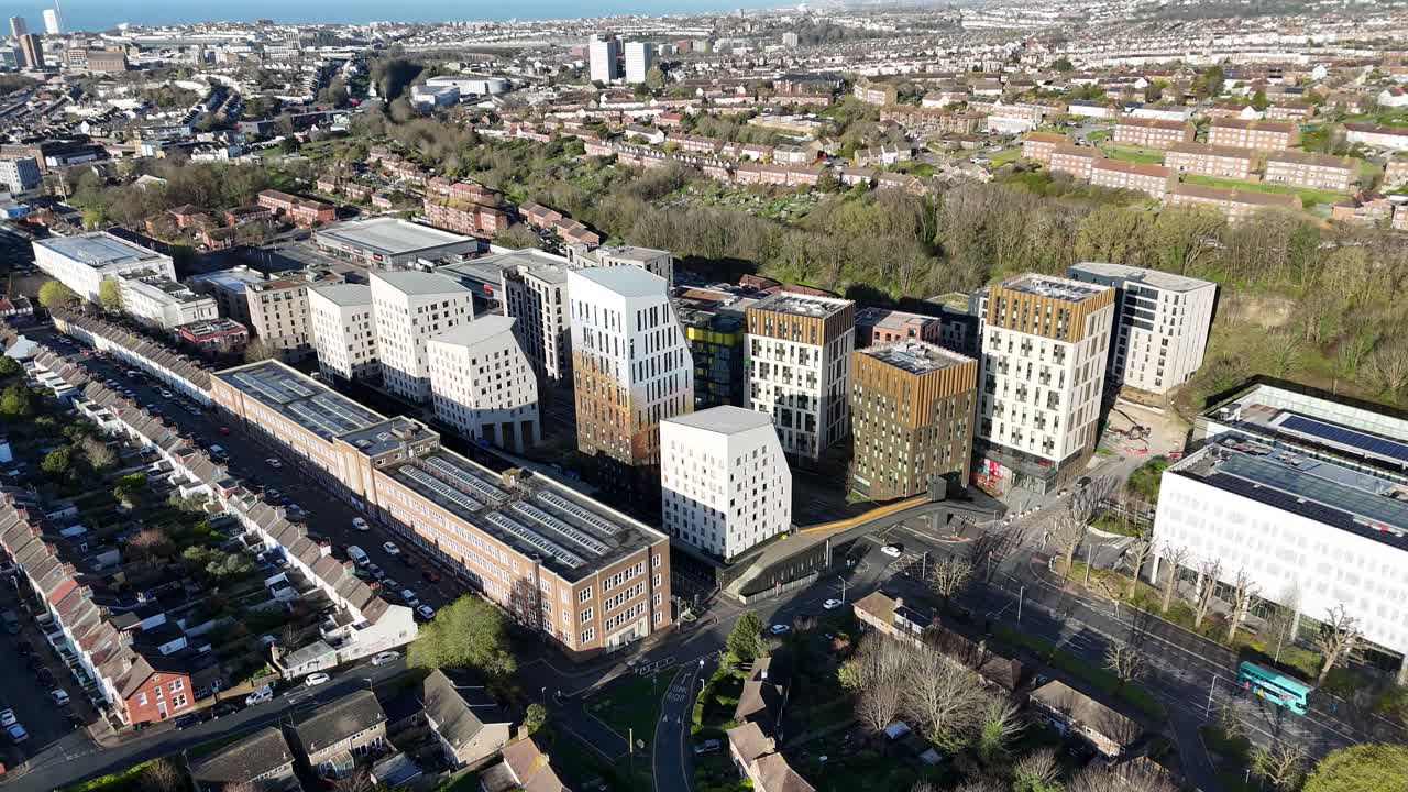 Panoramica aerea del complesso Preston Barracks, Brighton, Regno Unito. Ingresso settentrionale con nuove abitazioni, uffici, spazi commerciali, centro medico e spazi pubblici in una moderna riqualificazione urbana