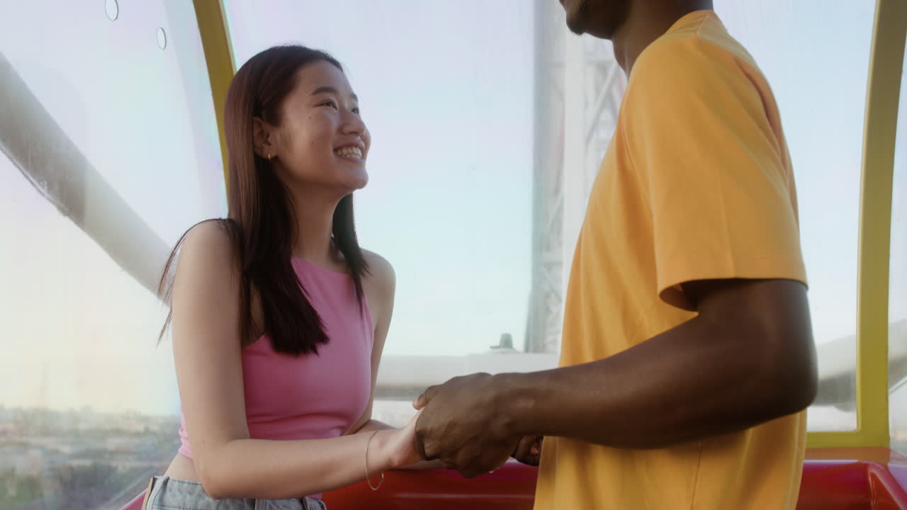 una pareja sonriente tomándose de la mano.