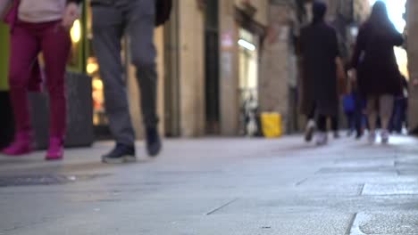gente caminando por las calles de barcelona