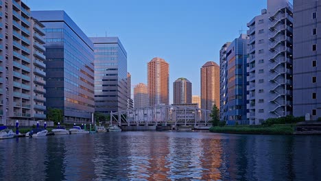 Abends-Tokio,-Tsukuda,-Toyosu-Wolkenkratzer-Und-Brücke-über-Den-Sumida-Fluss