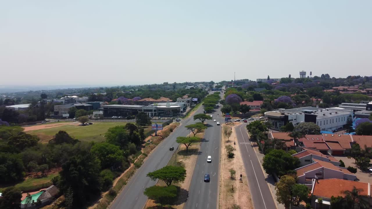 Bryanston, Sandton - Un filmato aereo di William Nicol in un tranquillo sabato nel nord di Johannesburg, Sudafrica.