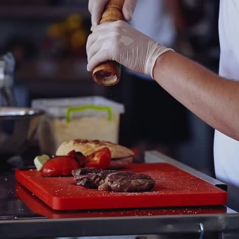 cocinero preparando comida