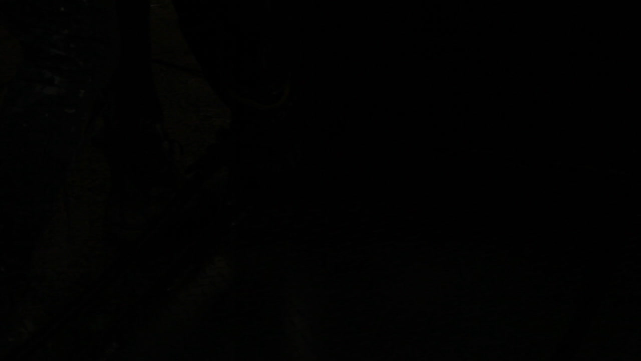 arco de soldadura azul que ilumina el producto de metales pesados