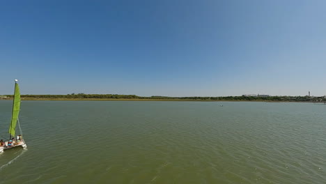 Rápidos-Zooms-Aéreos-Pasado-Catamarán-Velero-Navegando-En-Aguas-Turbias