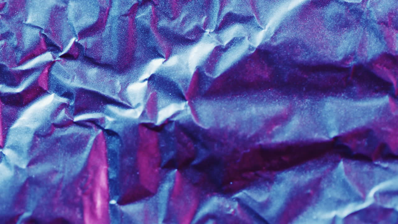 primer plano de un pedazo de papel arrugado azul en cámara lenta