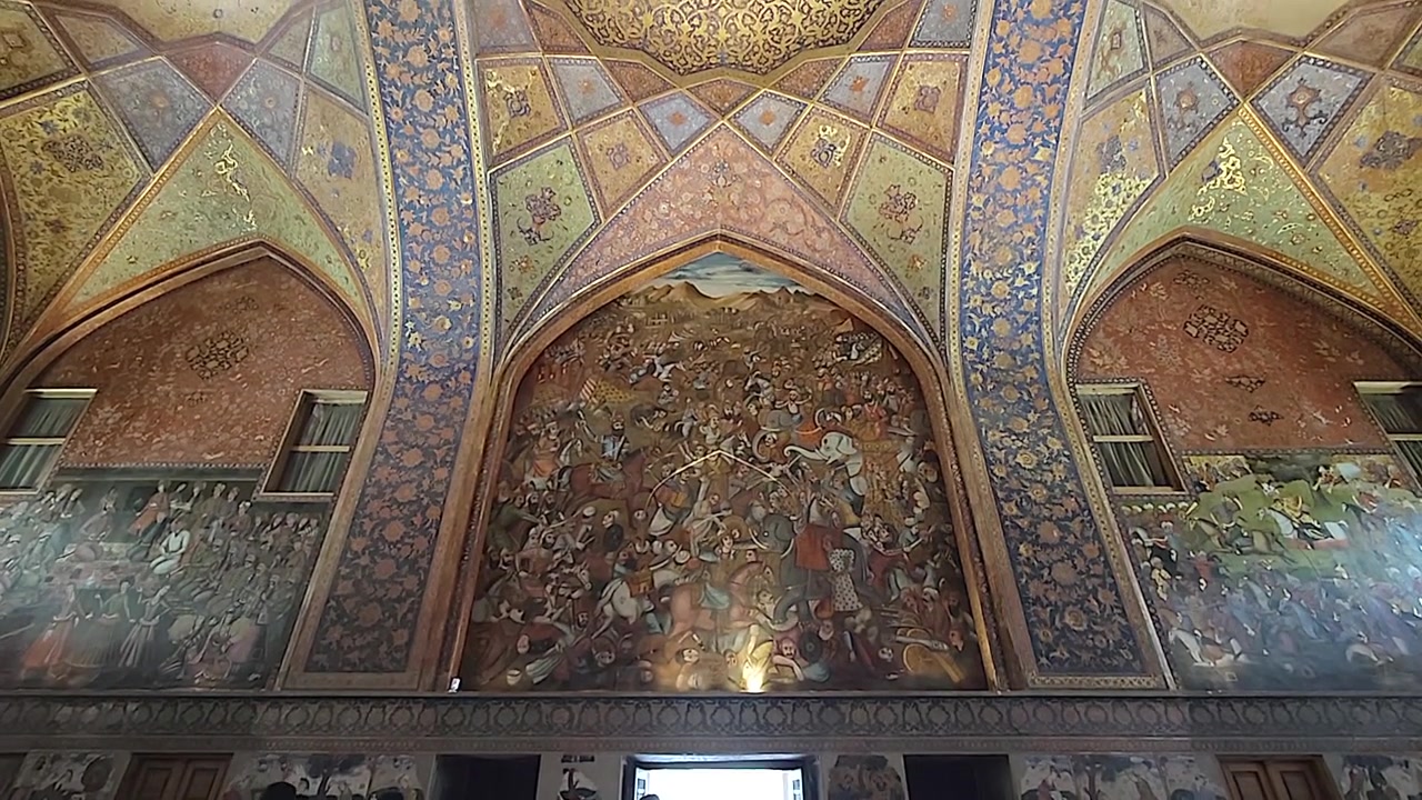 Turisti che visitano il Palazzo Chehel Sotoun a Isfahan, Iran