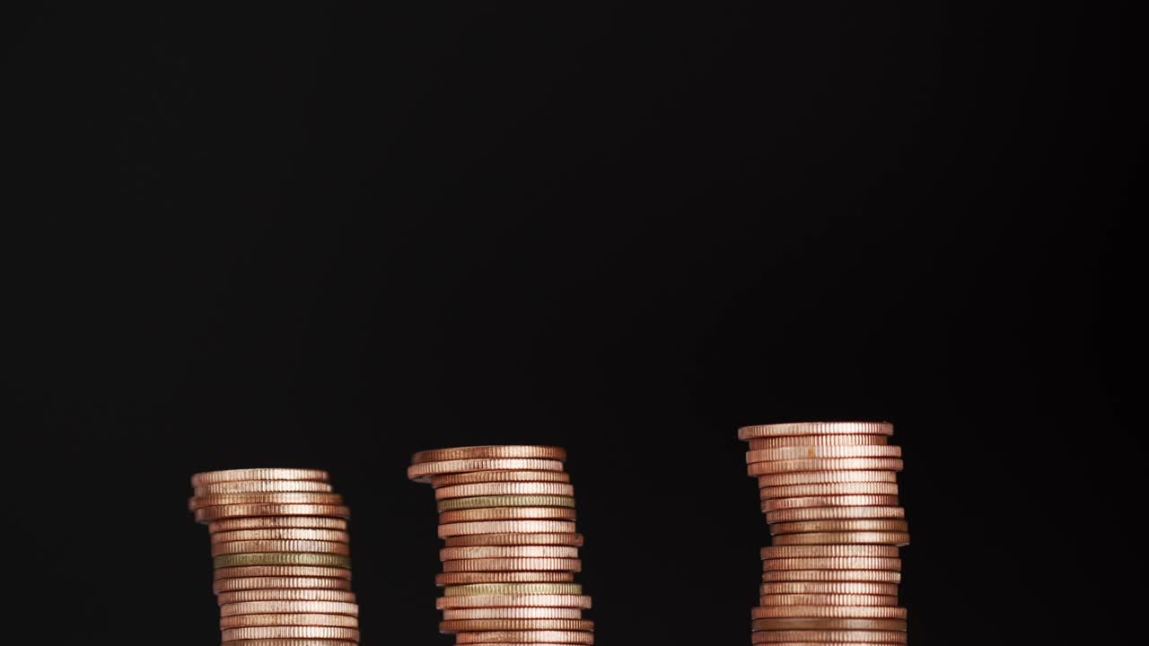 recogiendo monedas y apilando montones de monedas.