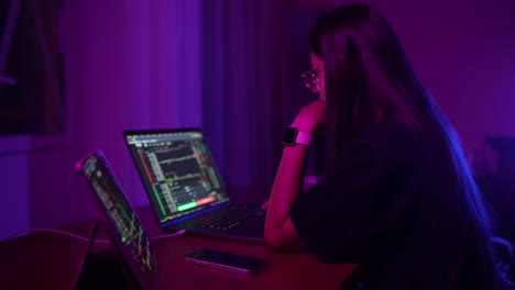 mujer trabajando tarde en la noche en la computadora portátil