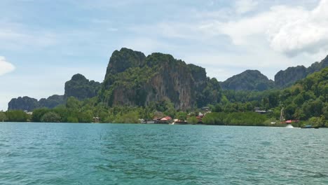 Hermosas-Vistas-Panorámicas-De-La-Zona-Costera-De-Railay-En-Krabi,-Tailandia,-Con-Un-Exuberante-Bosque-Verde-Que-Cubre-Las-Rocas-Calizas