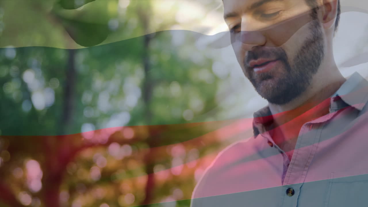 태블릿을 사용하는 코카서스 남성 위의 러시아 발의 애니메이션