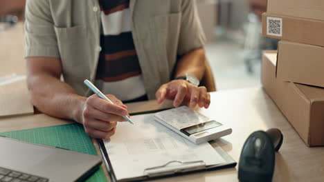 hombre, manos y escritura con calculadora en finanzas