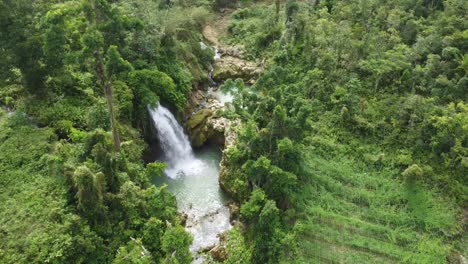 una impresionante cascada en las filipinas