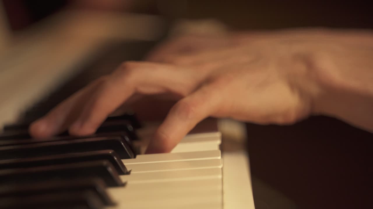 키보드 피아노를 연주하는 전문 음악가 손의 클로즈업 샷