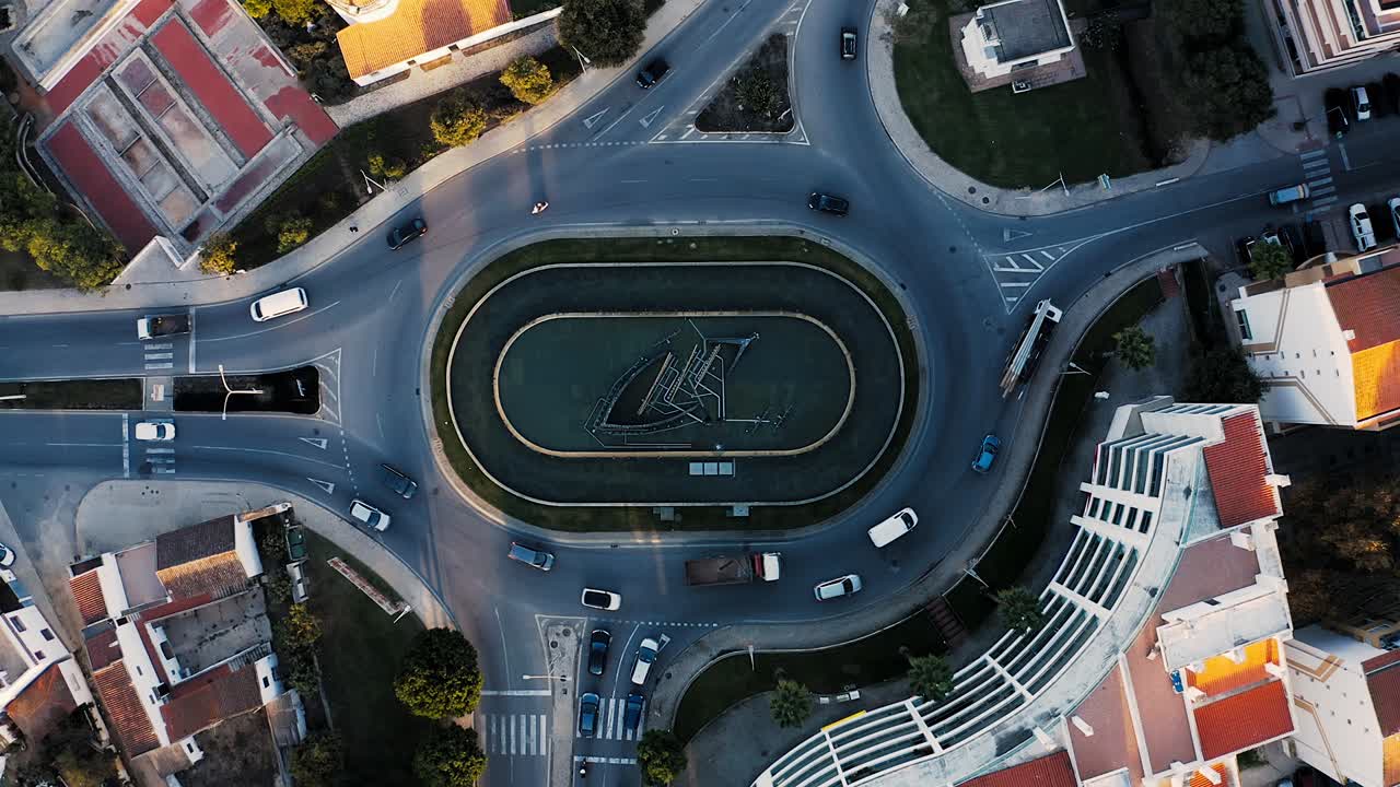 자동차의 공중 시야를 가진 회전교차로.