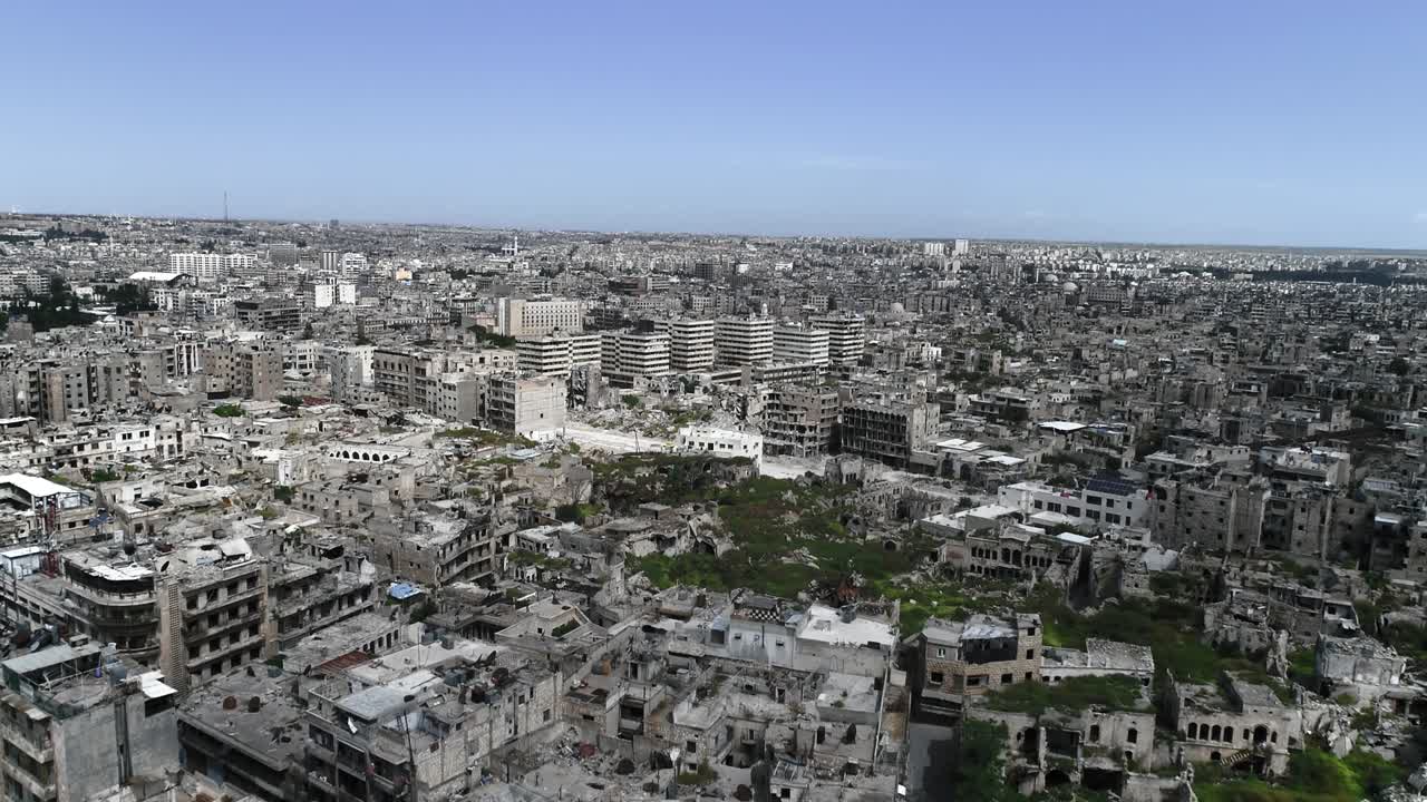 Veduta aerea di Aleppo sotto la luce del sole. Possiamo vedere le rovine della città siriana all'orizzonte 4K