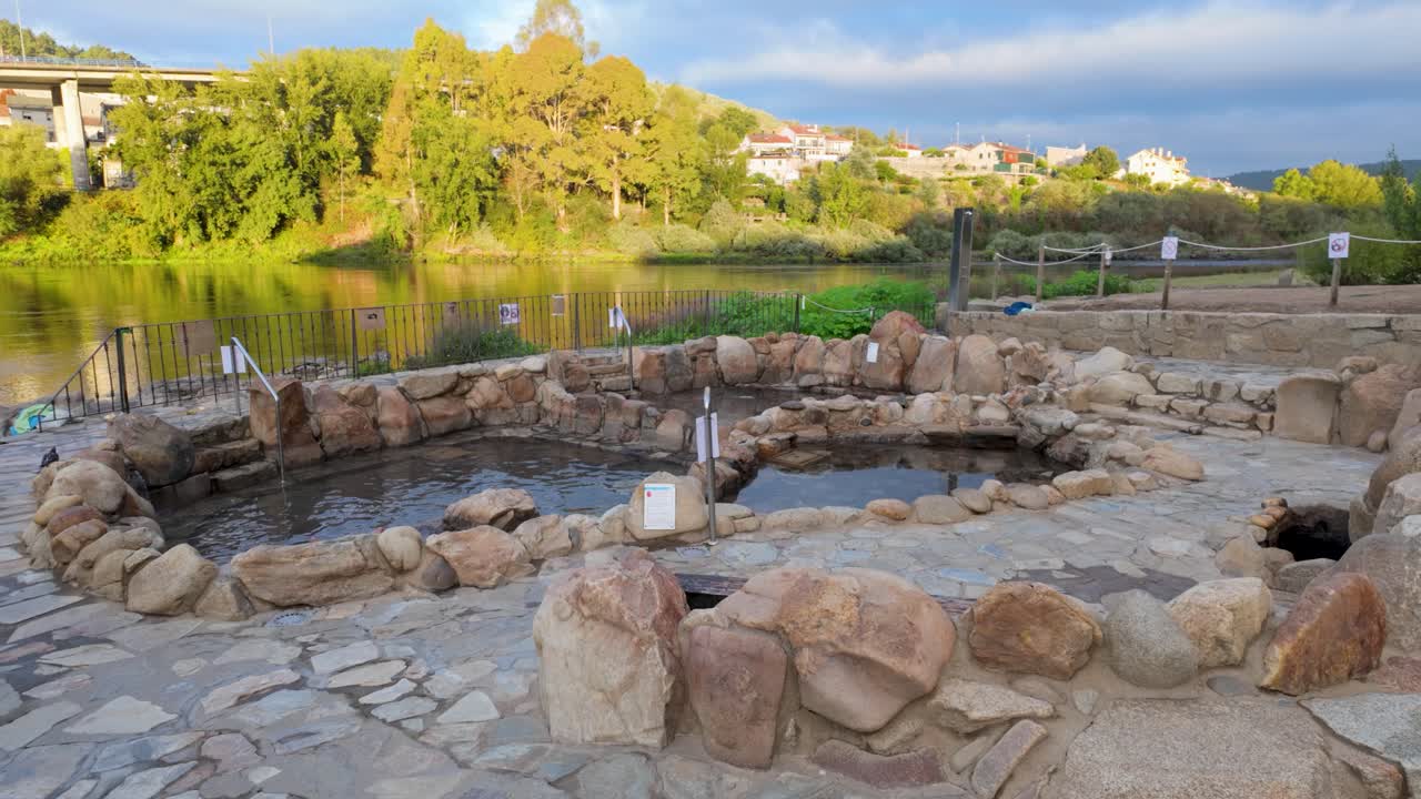 스페인 갈리시아의 우렌세 (ourense) 에 있는 차바스케이라 (chavasqueira) 온천 목욕탕의 촬영, 자연에 둘러싸여