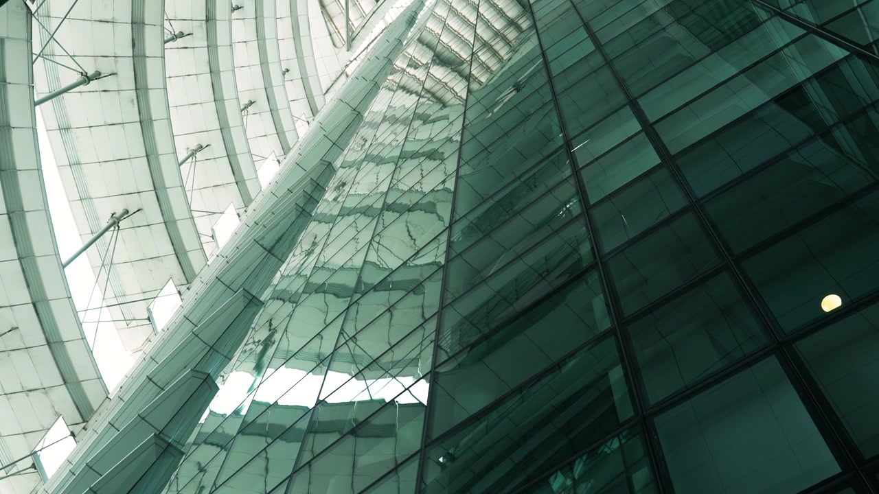 Reflejo abstracto en ángulo contrapicado sobre la fachada de un rascacielos de cristal moderno en el centro financiero de Singapur