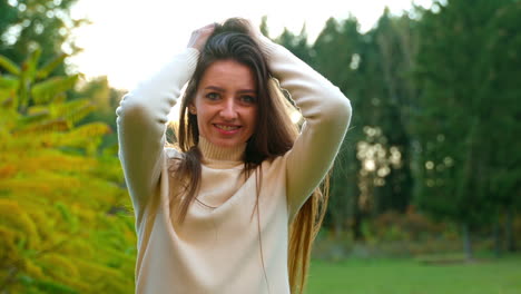 mujer en el parque de otoño