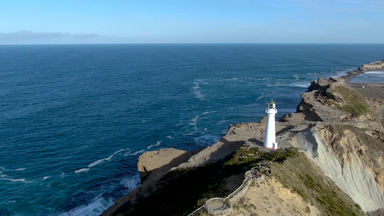 torre del faro - baliza de navegación en la costa oceánica de nueva zelanda - sobrevuelo de drones aéreos