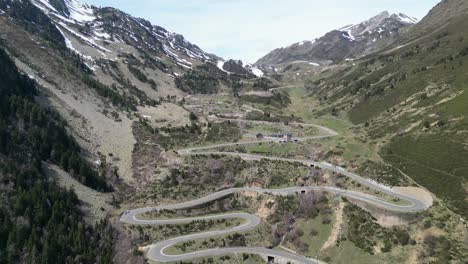 Paso-De-Montaña-Con-Curvas-Cerradas-En-Los-Pirineos-Españoles,-Cataluña,-España---Antena-4k