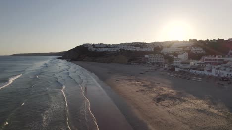 Vista-Aérea-Panorámica-Mirando-La-Puesta-De-Sol-En-La-Playa-De-Praia-Da-Salema-Algarve-Portugal