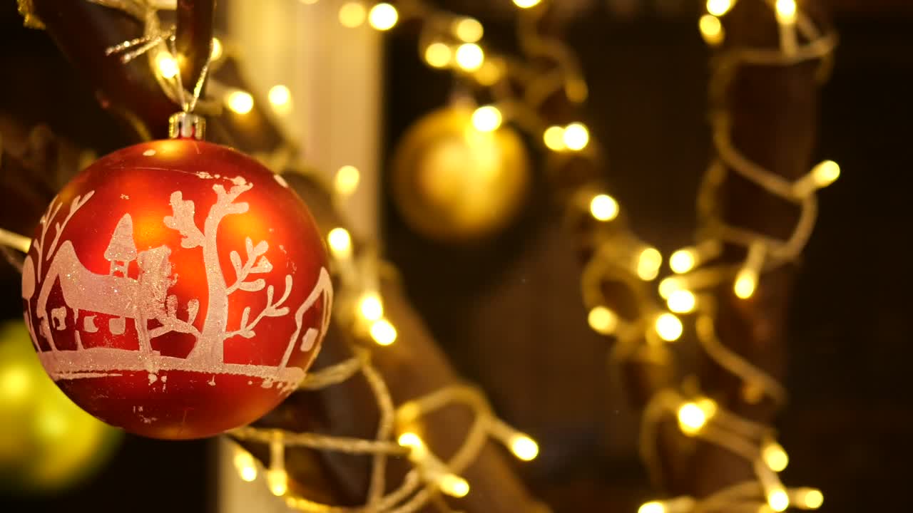 navidad y año nuevo decoración adornos colgantes de cerca resumen borroso bokeh fondo de vacaciones guirnalda parpadeante luces de árbol de navidad centelleantes imágenes de alta calidad 4k