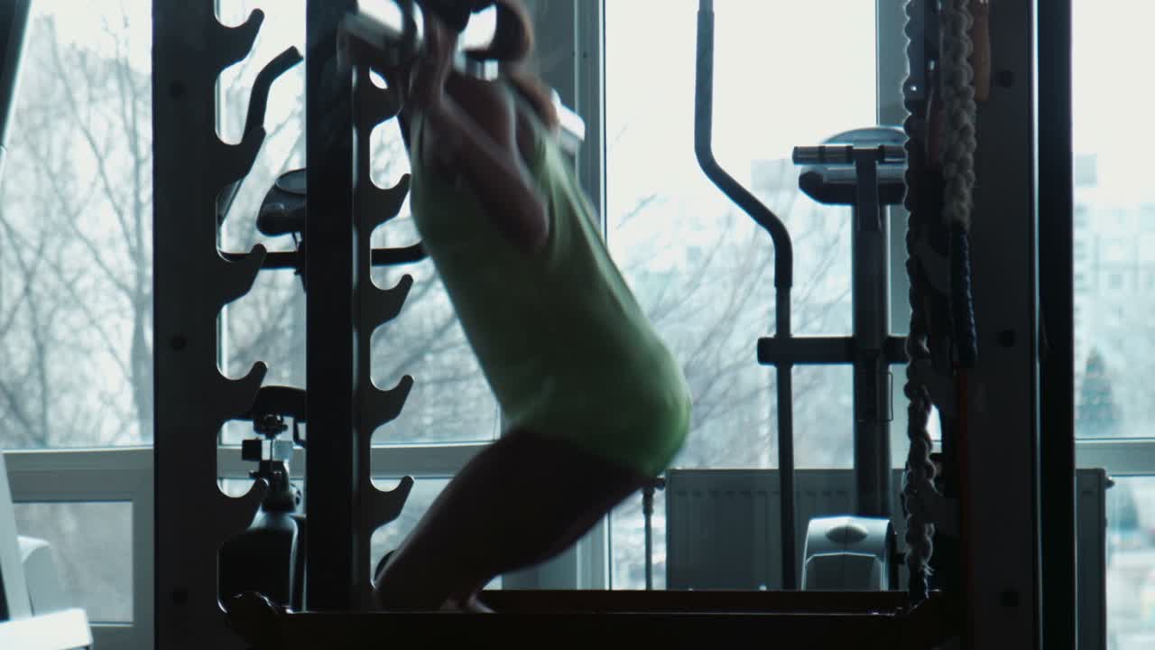 체육관 에서 웨이트 리프팅 하는 여자