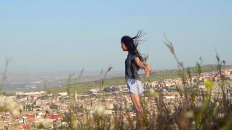 joven disfrutando del aire fresco de la brisa en un punto de vista en fez