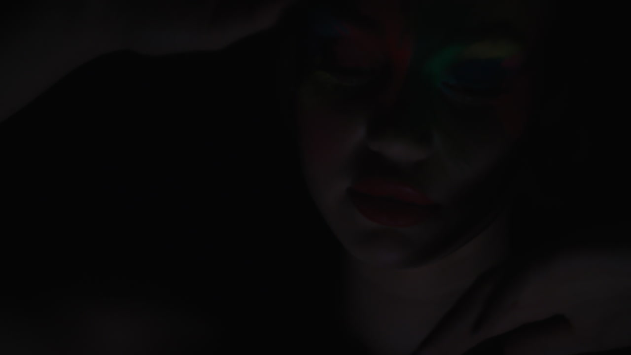 화려한 얼굴 페인트를 입고 춤추는 아름다운 여성의 자세한 초상화