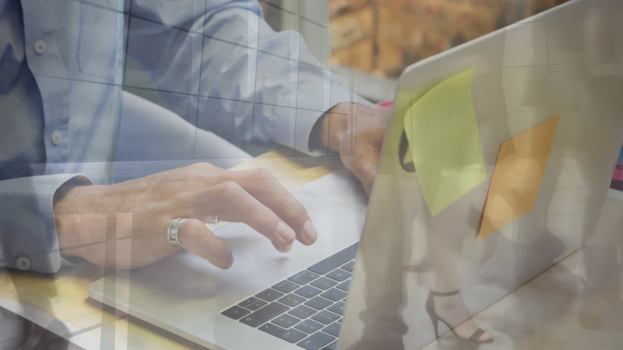 animación de una mujer de negocios caucásica usando una computadora portátil sobre personas que caminan