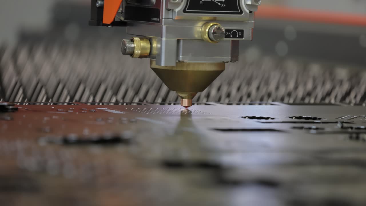 corte láser cnc de metal, tecnología industrial moderna. pequeña profundidad de campo. advertencia - disparo auténtico en condiciones desafiantes.