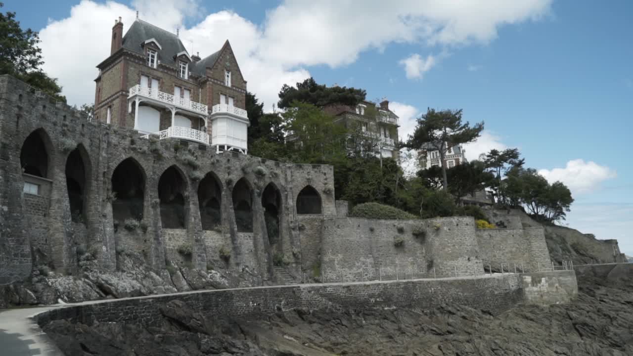 해안가의 집과 길