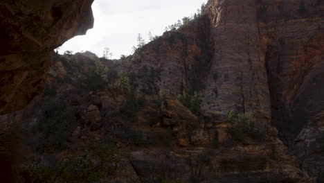 Baje-La-Cima-De-Una-Montaña-Hacia-Un-Cañón-Rojo-Y-Rocoso-En-Utah,-Ee.uu.