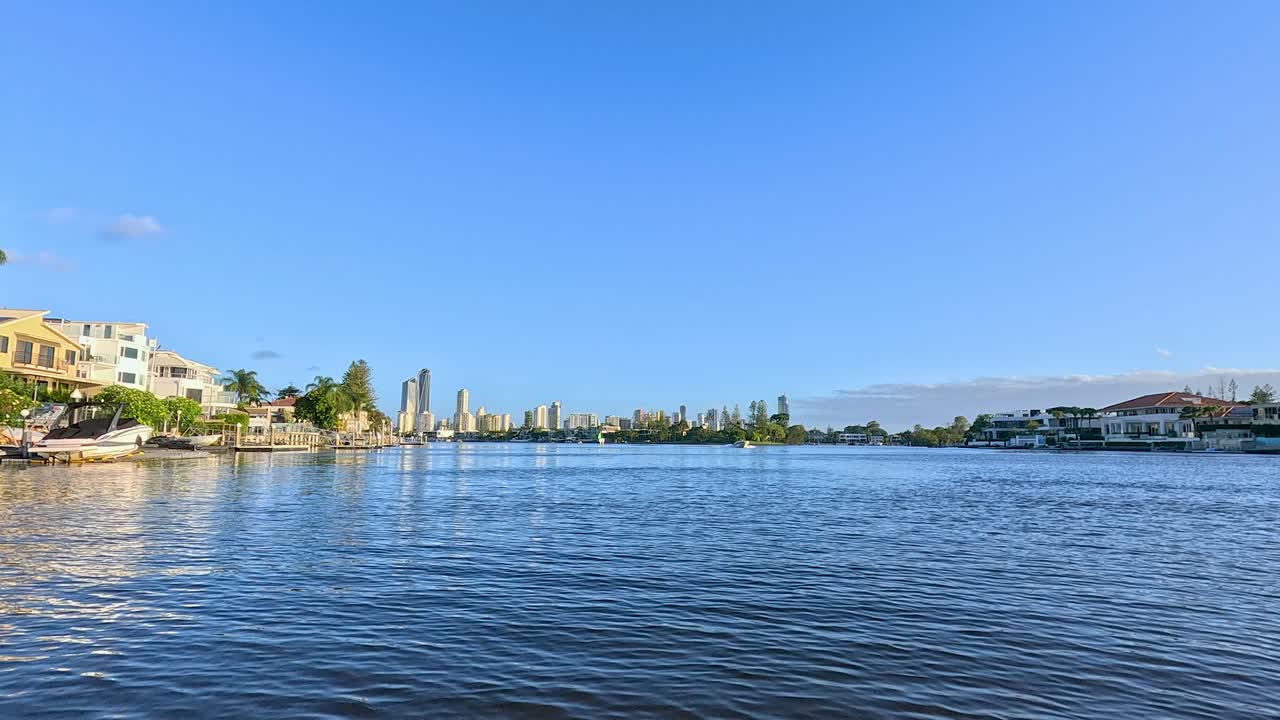 골드 코스트 운하를 가로질러 경치 좋은 강 항해